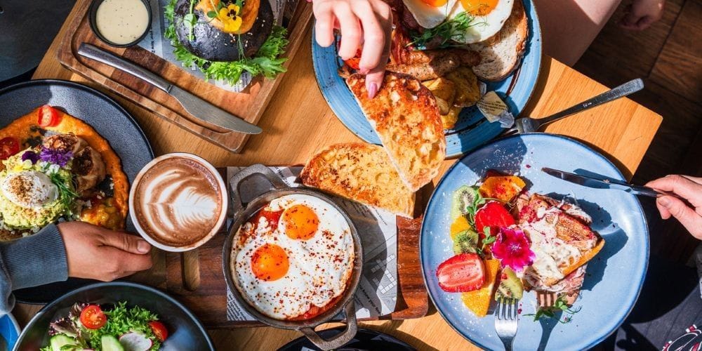 Large group having brunch together.